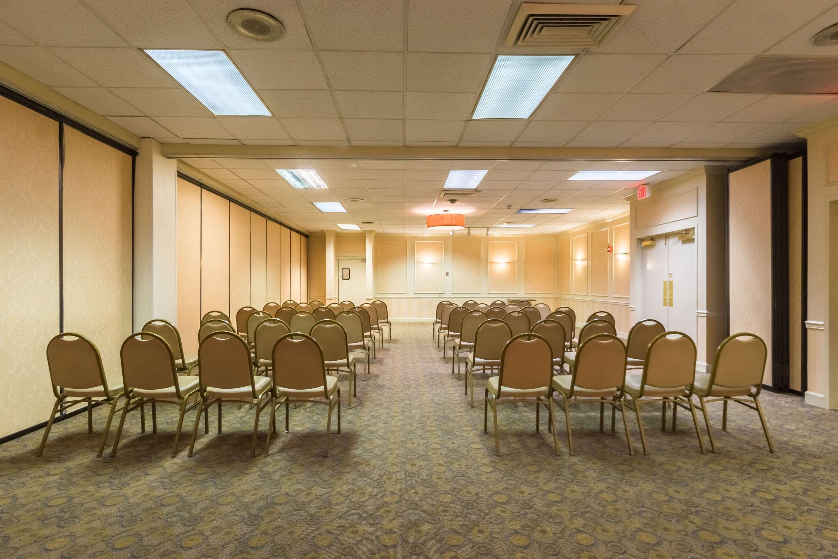 Quality Inn & Suites Conference Center West Chester Buitenkant foto